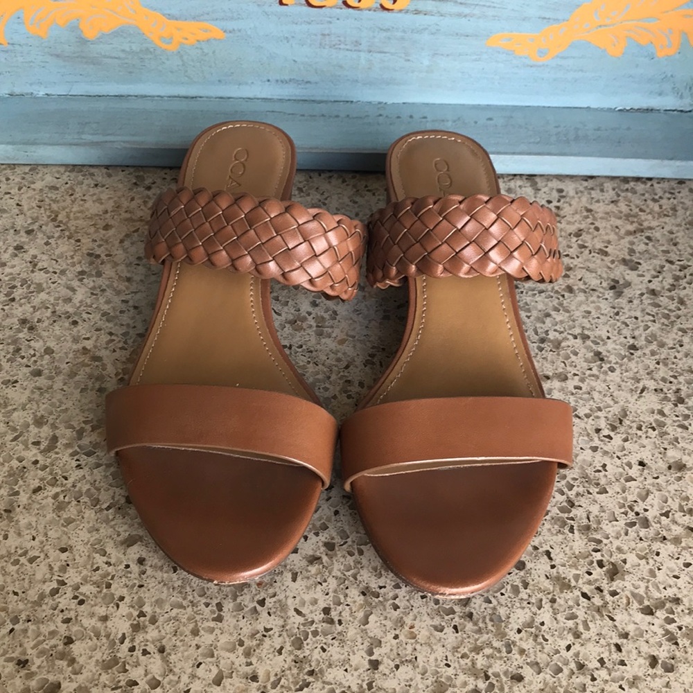 ECU Coach sandals in brown leather.